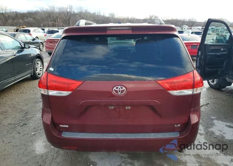 2013 Toyota Sienna Le z USA, uszkodzony, nr VIN 5TDKK3DC2DS400296